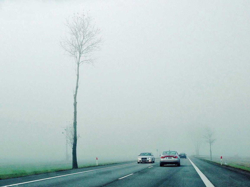 Verkehr bei Nebel. Foto: Tomasz Zagorski / unsplash.com