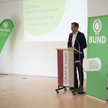 Ministerpräsident Olaf Lies richtet Grußworte an die Teilnehmenden zu 65 Jahre BUND Niedersachsen. Foto: BUND