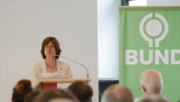 Susanne Gerstner, Landesvorsitzende, mit Grußworten an die geladenen Gäste und Delegierte. Foto: BUND