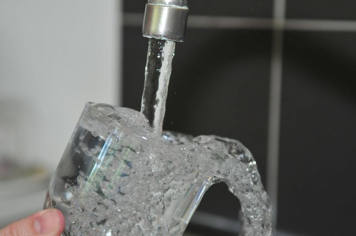Trinkglas unter dem Wasserhahn mit sprudelndem Wasser. Foto: Pixabay.com