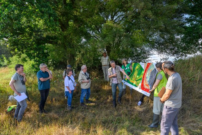 Teilnehmer*innen auf einem Projektspaziergang in Rühstädt. Foto: Dieter Damschen