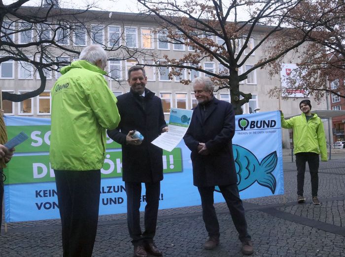 Umweltmnister Olaf Lies verspricht, sich für eine Einhaltung der Zielwerte einzusetzen. Foto: BUND