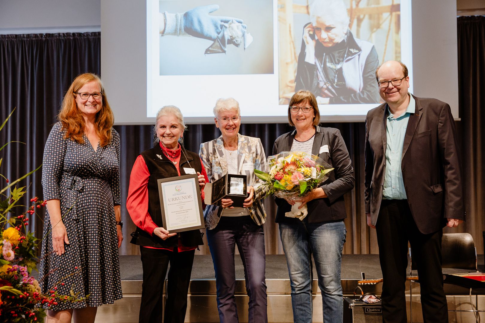 Aktive des Fledermauszentrums Hannover nehmen von Sonja Papenfuß (li.), Vorstandsvorsitzende der Bingo-Umweltstiftung, und Umweltminister Christian Meyer (re.) den Ehrenpreis entgegen.