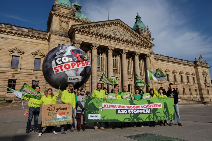 Aktive protestieren vor dem Bundesverwaltungsgericht in Leipzig gegen den Bau der A20 | Foto BUND/Hummel