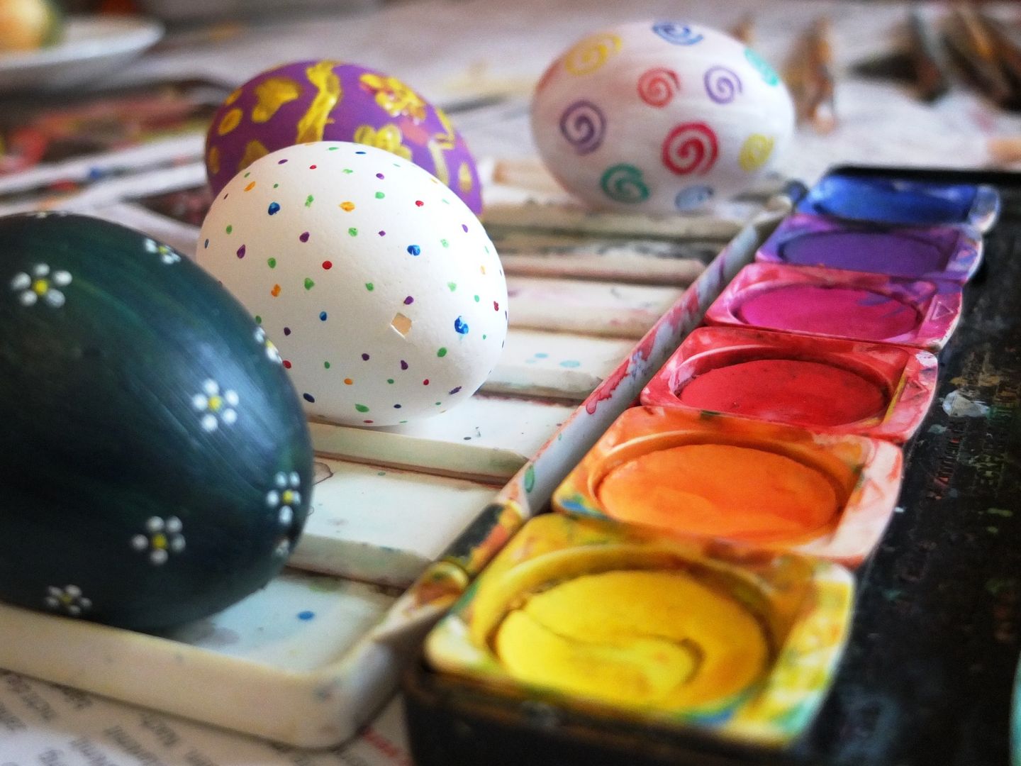Bemalte ausgepustete Ostereier vor einem Tuschkasten. Foto: Pixabay.com / ajoheyho