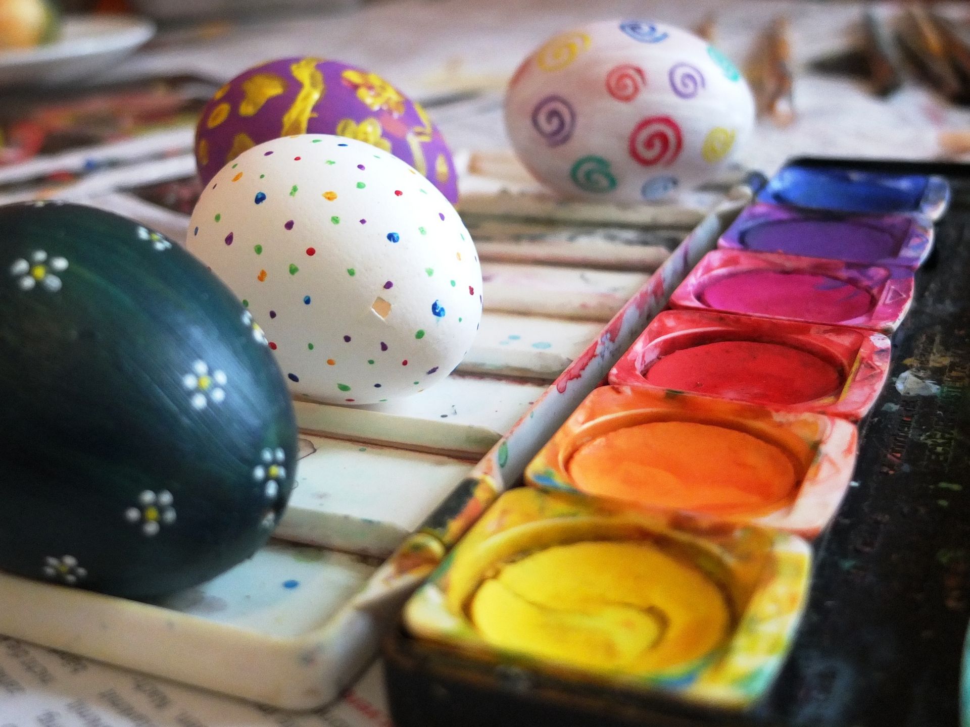 Bemalte ausgepustete Ostereier vor einem Tuschkasten. Foto: Pixabay.com / ajoheyho