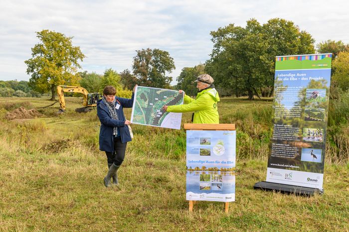 Dr. Meike Kleinwächter und Dieter Leupold (BUND-Auenzentrum Burg Lenzen) erläutern die Maßnahmen am Kälberwerder.  Foto: Dieter Damschen