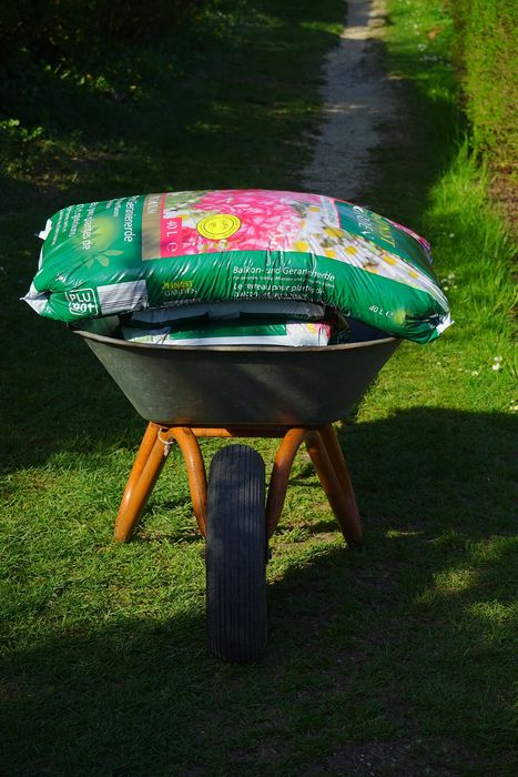 Blumenerde auf Schubkarre