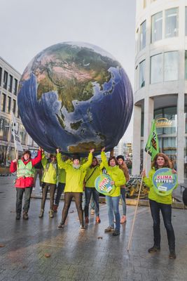 BUND-Aktion zum Klimaschutz mit Weltkugel in Hannover