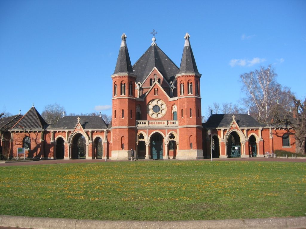 Die barocke Kapelle bildet den Haupteingang zum Stadtfriedhof Stöcken. Hier spiegelt sich die fast 130jährige Geschichte des Friedhofs wieder. Foto: Winfried Kempe