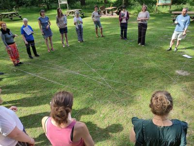 Streuobst-Pädogog*innen spinnen bildhaft ein Netz für Streuobstwiesen. Foto: BUND
