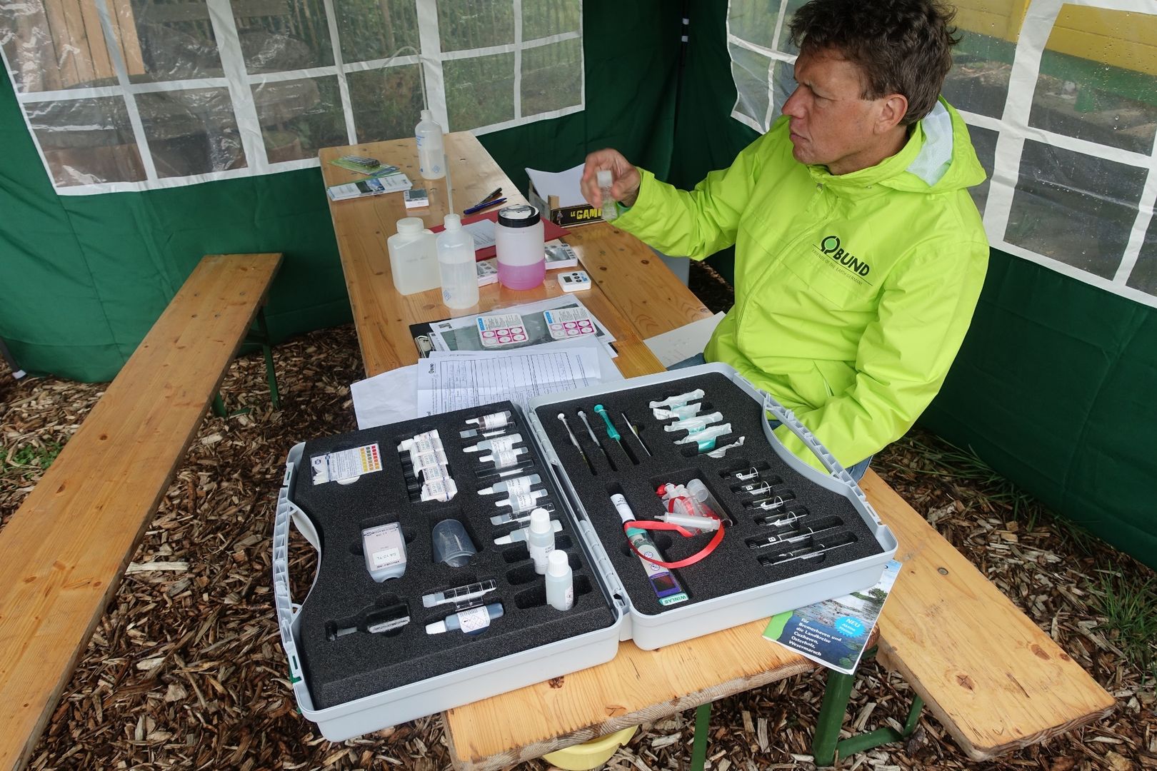 Nitrat-Test im Rahmen des BUND-Projektes Aktion Wasser. Foto: Gerd Bertholdt