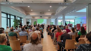 Landwirtschaftsministerin Miriam Staudte, Umweltminister Christian Meyer, BUND-Geschäftsführerin Dr. Tonja Mannstedt (Moderation), BUND Landesvorsitzende Susanne Gerstner (v.l.n.r.) - im Vordergrund das Pubikum. Foto: BUND