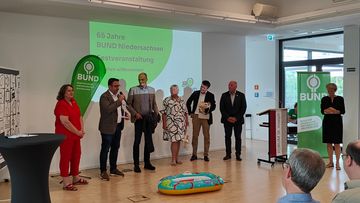 Grußworte und Geschenke. Kerstin Tack (Paritätischer), Ernesto Harder (DGB),  Dr. Hans-Martin Hauskeller (Nds. Landesforsten), Sylvia Pilarsky-Grosch (Landesvorsitzende BUND Baden-Württemberg), Stefan Ortmann (Landvolk), Frank Kohlenberg (Landvolk) (v.l.n.r.). Foto: BUND