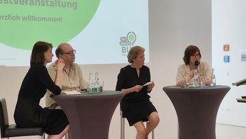 Landwirtschaftsministerin Miriam Staudte, Umweltminister Christian Meyer, BUND-Geschäftsführerin Dr. Tonja Mannstedt (Moderation), BUND Landesvorsitzende Susanne Gerstner (v.l.n.r.). Foto: BUND
