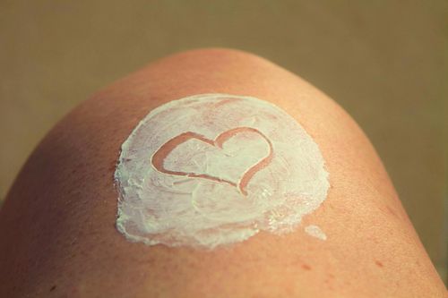 Sonnencreme ist unverzichtbar, doch sollten Sie stets einen Blick auf die Inhaltsstoffe werfen.  Foto: Pixabay