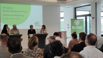Landwirtschaftsministerin Miriam Staudte, Umweltminister Christian Meyer, BUND-Geschäftsführerin Dr. Tonja Mannstedt (Moderation), BUND Landesvorsitzende Susanne Gerstner (v.l.n.r.). Foto: BUND