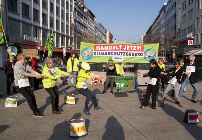 BUND-Aktive protestieren in Hannover mit symbolischem Tauziehen gegen das lasche niedersächsische Klimaschutzgesetz.