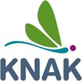 Logo KNAK - Kompetenznetzwerk Artenkenntnis Niedersachsen - Eine stilisierte Libelle über dem Schriftzug KNAK