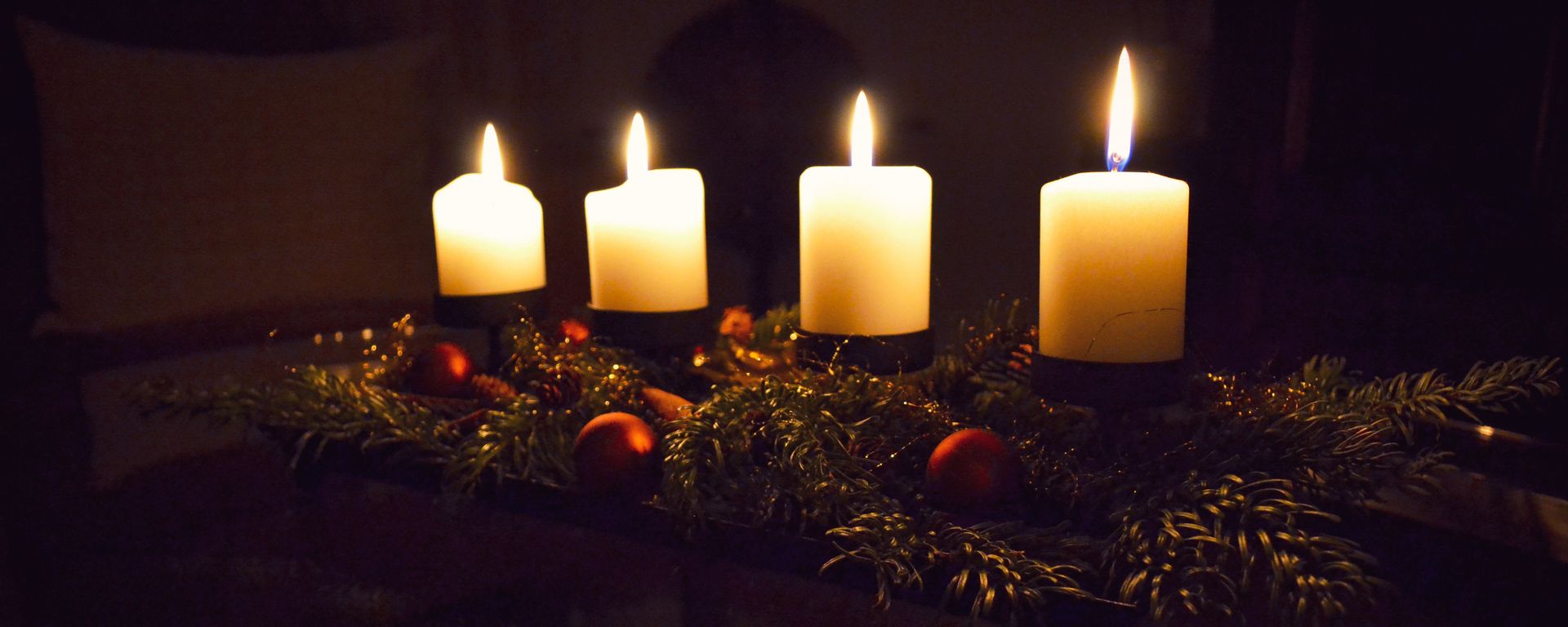 Weihnachtliche Stimmung mit Kerzen. Foto: Szymiczek