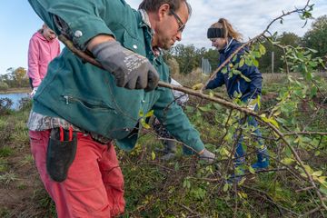 Norbert Krebber vom Elbehof Wahrenberg zeigt den Umgang mit Astschere und Dornenhecke. Foto: Jen Guyton
