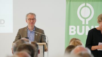 Olaf Bandt, BUND-Bundesvorsitzender, spricht über 65 Jahre BUND Niedersachsen. Foto: BUND