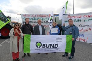 Der Landesvorsitzende Heiner Baumgarten (Mitte) nahm zusammen mit dem BUND Wilhelmshaven an der Aktion teil