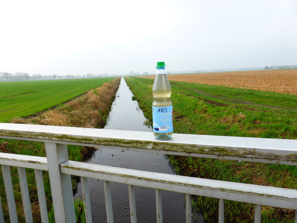 Wasserprobe vor typischem Graben. Foto: BUND Nienburg