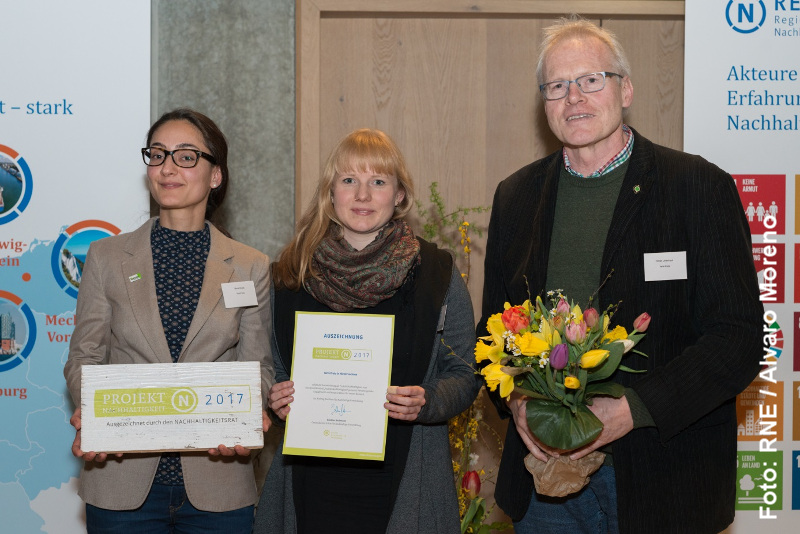 Über die Auszeichnung freuen sich Dr. Mona Gharib, Lara Schmidt und Tilman Uhlenhaut