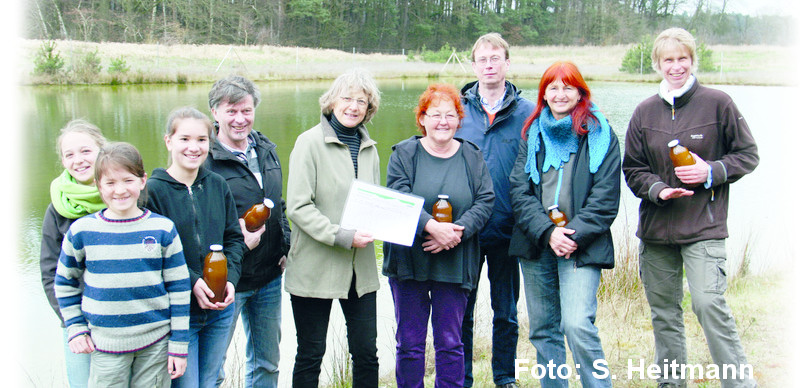 Sigrid Ahlert (Mitte) präsentiert stolz mit zahlreichen Helfern das Ergebnis der Amphibienzählung. Zum Dank gab es leckeren Bio-Apfelsaft für alle Helfer. Foto: S. Heitmann