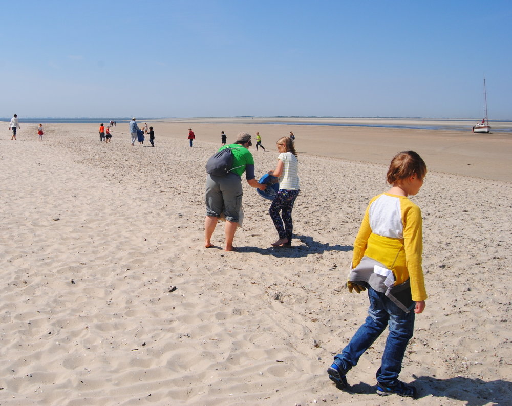 Bei Sammelaktionen wie dieser auf Spiekeroog lernen Kinder, dass Plastikmüll am Strand nicht nur beim Baden stört, sondern für Tiere im Meer tödlich sein kann. Foto: BUND