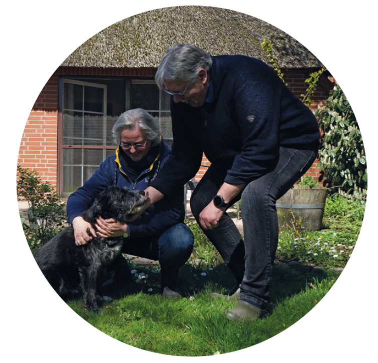 Familie Jansen (Name geändert) mit Hund vor ihrem Haus. Foto: BUND